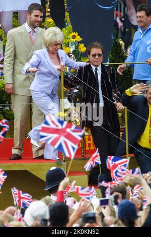 4. Juni 2002: Die britischen Berühmtheiten Barbara Windsor und Cliff Richard besuchen das Goldene Jubiläum von Königin Elisabeth II. Im Buckingham Palace in London Stockfoto