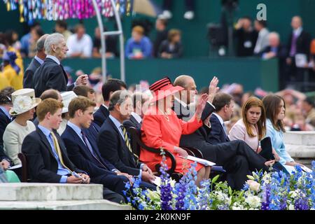 4.. Juni 2002 - Königin Elizabeth II. Winkt bei Menschenmengen während ihrer Feier zum Goldenen Jubiläum in der Mall in London Stockfoto