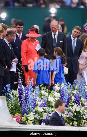 4.. Juni 2002 - Königin Elizabeth II. Trifft Mitglieder der Chicken Shed Theatre Company bei ihrer Feier zum Goldenen Jubiläum im Buckingham Palace in London Stockfoto