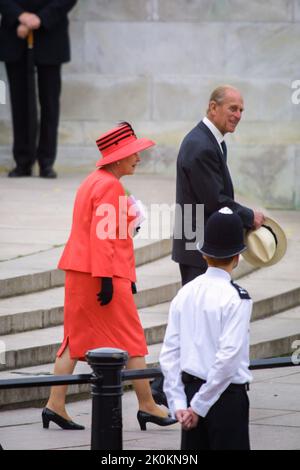 4.. Juni 2002 - Prinz Philip und Königin Elizabeth II. Bei ihrer Feier zum Goldenen Jubiläum im Buckingham Palace in London Stockfoto