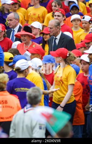 4.. Juni 2002 - Prinz Philip und Königin Elizabeth II treffen die Kinder der Chicken Shed Theatre Company bei ihrer Feier zum Goldenen Jubiläum im Buckingham Palace in London Stockfoto