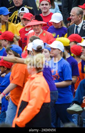 4.. Juni 2002 - Prinz Philip und Königin Elizabeth II treffen die Kinder der Chicken Shed Theatre Company bei ihrer Feier zum Goldenen Jubiläum im Buckingham Palace in London Stockfoto