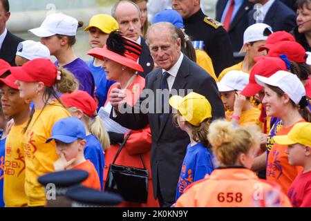 4.. Juni 2002 - Prinz Philip und Königin Elizabeth II treffen die Kinder der Chicken Shed Theatre Company bei ihrer Feier zum Goldenen Jubiläum im Buckingham Palace in London Stockfoto