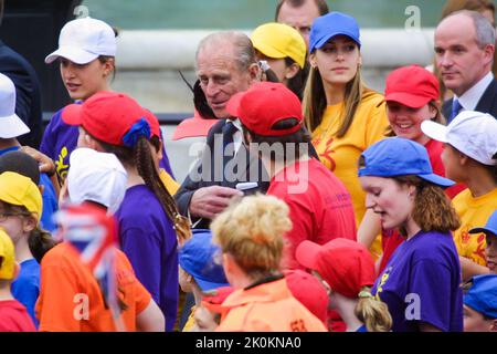 4.. Juni 2002 - Prinz Philip und Königin Elizabeth II treffen die Kinder der Chicken Shed Theatre Company bei ihrer Feier zum Goldenen Jubiläum im Buckingham Palace in London Stockfoto