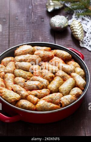 Kohlbrötchen, ein traditionelles Gericht der moldawischen und rumänischen Küche. Stockfoto