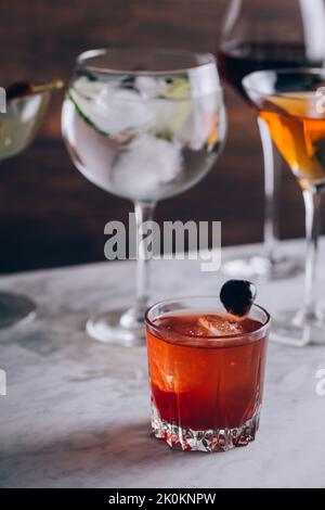 Set verschiedener moderner klassischer Alkoholcocktails in verschiedenen Gläsern auf dem Tisch Stockfoto