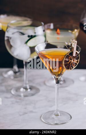 Set verschiedener moderner klassischer Alkoholcocktails in verschiedenen Gläsern auf dem Tisch Stockfoto