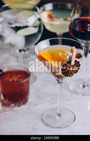Von oben Set von verschiedenen zeitgenössischen klassischen Alkohol-Cocktails in verschiedenen Gläsern auf dem Tisch platziert Stockfoto