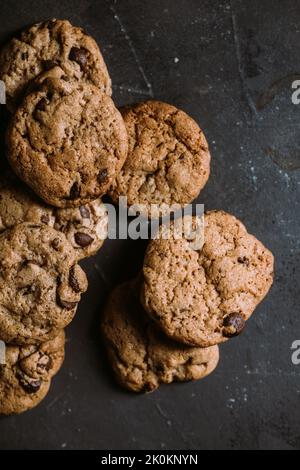 Von oben hausgemachte Chocolate Chips Cookies auf dunklem Hintergrund Stockfoto