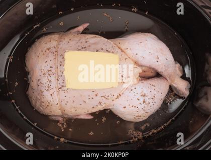 Fertig zum Kochen des ganzen Hähnchens in einem langsamen Herd Stockfoto