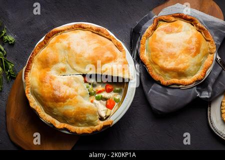 Eine Draufsicht auf Topfkuchen auf grauem Hintergrund. Stockfoto