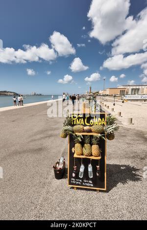 Piña Colada Cocktail in frischen Ananasfrüchten zum Verkauf serviert. Die Promenade des Tejo in Belém, Lissabon, der Hauptstadt Portugals. Stockfoto