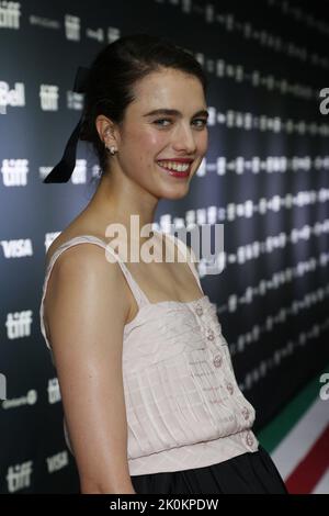 Toronto, ON. 11. September 2022. Margaret Qualley bei der Ankunft für SANCTUARY Premiere auf dem Toronto International Film Festival, Royal Alexandra Theatre, Toronto, AM 11. September 2022. Kredit: JA/Everett Collection/Alamy Live Nachrichten Stockfoto