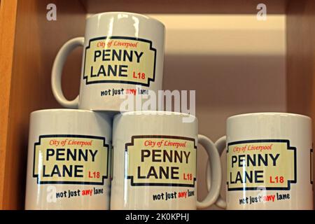 Die Beatles, Penny Lane Tassen in einem Souvenirladen, aus Penny Lane, Liverpool, Merseyside, England, UK, L18 1DE Stockfoto