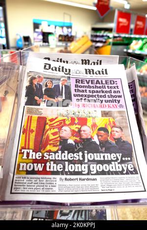 „The traurest Journey now the Long Auf Wiedersehen“, Tageszeitung, titelt die Titelseite der Sargträger von Queen Elizabeth am 12. September 2022 in Großbritannien Stockfoto