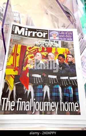 „The final Journey Home“ die Tageszeitung Daily Mirror titelte am 12. September 2022 in Großbritannien die Titelseite der Sargträger von Queen Elizabeth Stockfoto