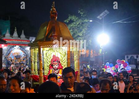 Kathmandu, Nepal. 07. September 2022. Am 7. September 2022 in Kathmandu, Nepal. Die lebende Göttin kumari wird am ersten Tag des einwöchigen Festivals „Indra jatra“ in Palanquin abgebildet (Foto: Abhishek Maharjan/Sipa USA) Quelle: SIPA USA/Alamy Live News Stockfoto