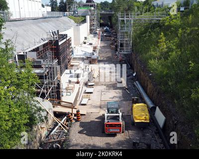 Viele Maschinen und Aktivitäten auf der Trillium Linie Stadtbahn Upgrade (Erweiterung) am Carling Bahnhof. Ottawa, Ontario, Kanada. Stockfoto