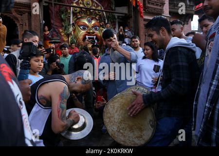 Kathmandu, Nepal. 07. September 2022. Am 7. September 2022 in Kathmandu, Nepal. Die Menschen spielen traditionelles newari-Musikinstrument, das den Beginn eines einwöchigen Festivals „Indrajatra“ markiert. (Foto: Abhishek Maharjan/Sipa USA) Quelle: SIPA USA/Alamy Live News Stockfoto