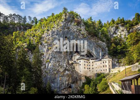 Das einzigartige Predjama Schloss, das in einer Höhlenmündung erbaut wurde. Das Foto wurde am 3.. September 2022 in einer historischen Region in Innerkrain, in der Nähe von Predjama, aufgenommen Stockfoto