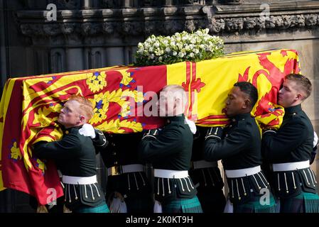 Der Sarg von Königin Elizabeth II wird in die St. Giles' Cathedral in Edinburgh gebracht. Bilddatum: Montag, 12. September 2022. Stockfoto