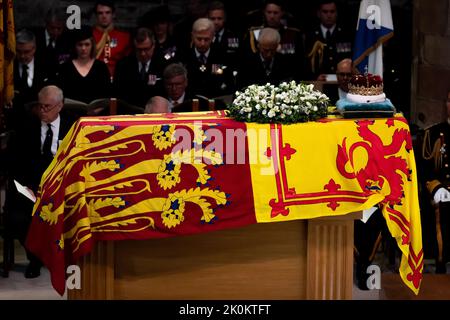 Die schottische Krone sitzt auf dem Sarg von Königin Elizabeth II. Während eines Gebets- und Reflexionsdienstes für ihr Leben in der St. Giles' Cathedral, Edinburgh. Bilddatum: Montag, 12. September 2022. Stockfoto