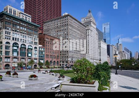 Chicago, mit Blick auf die Michigan Avenue vom Congress Plaza aus, mit einer Mischung aus traditioneller und moderner Architektur Stockfoto