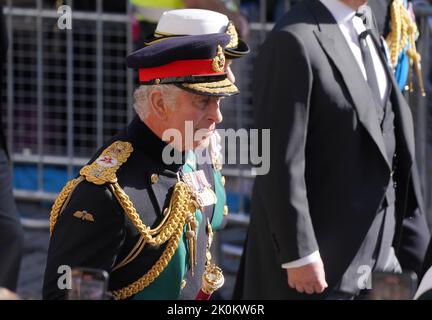 König Karl III. Geht während der Prozession vom Palace of Holyroodhouse zur St. Giles' Cathedral, Edinburgh, hinter den Sarg von Königin Elizabeth II. Bilddatum: Montag, 12. September 2022. Stockfoto