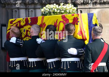 Der Sarg von Königin Elizabeth II wird in die St. Giles' Cathedral in Edinburgh gebracht. Bilddatum: Montag, 12. September 2022. Stockfoto