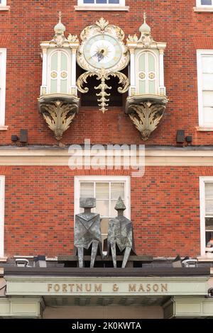 Piccadilly, London, Großbritannien. 12. September 2022. Die Fortnum & Mason Uhr hält in Tribut an die verstorbene Königin Elizabeth II. In Burlington Arcade, Piccadilly, London, Großbritannien, 12.. September 2022 (Foto von Carlton Myrie/News Images) in Piccadilly, London, Großbritannien am 9/12/2022. (Foto von Carlton Myrie/News Images/Sipa USA) Quelle: SIPA USA/Alamy Live News Stockfoto