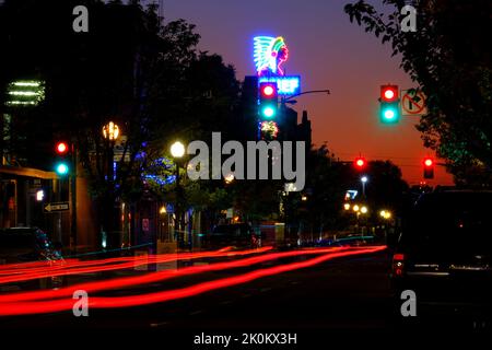 Innenstadt in einer belebten Stadt Auto Lichter verschwimmen Geschwindigkeit Langzeitbelichtung Chief Theatre Zeichen Pocatello Stockfoto