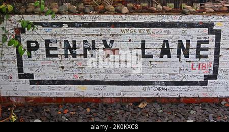 Penny Lane Schild am Penny Lane Development Trust, 70 Penny LN, Liverpool, Merseyside, England, UK, L18 1BW Stockfoto