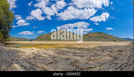 Panoramabild über den fast ausgetrockneten Rhein bei Lorchhausen Stockfoto