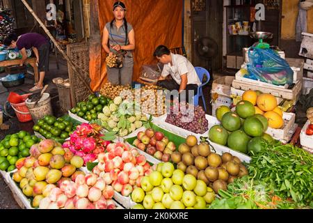 Vietnamesische Anbieter, die in einem Open-Air-Geschäft auf dem Straßenmarkt, Hai Phong, Vietnam, arbeiten Stockfoto