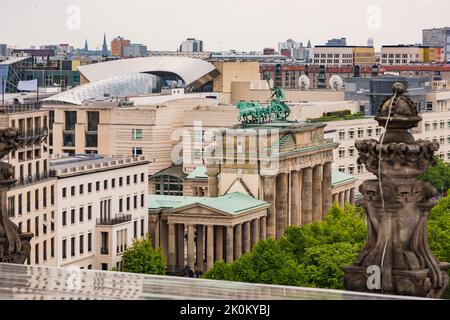 Brandenburger Tor am Pariser Platz vom Reichtag aus gesehen mit Stadtbild von Berlin, Deutschland Stockfoto