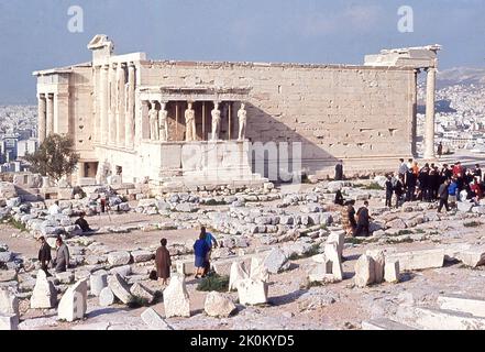 1970er Jahre, historisch, Besucher des Parthenon, Athen, Griechenland, einem antiken Tempel auf der Athener Akropolis, der der Göttin Athena im 5. Jahrhundert v. Chr. gewidmet ist. Stockfoto