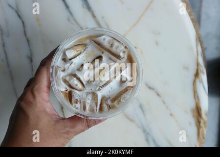 eiskaffee, Eiskaffee oder Cappuccino-Eiskaffee aus Plastikglas Stockfoto