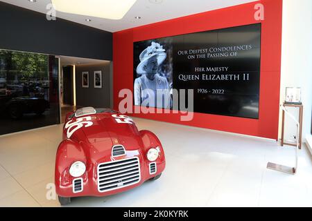 Der Ferrari Showroom zeigt eine Hommage an Königin Elizabeth II in Burlington Arcade, Piccadilly, London, Großbritannien. 12. September 2022. (Foto von Carlton Myrie/News Images) in London, Großbritannien am 9/12/2022. (Foto von Carlton Myrie/News Images/Sipa USA) Quelle: SIPA USA/Alamy Live News Stockfoto