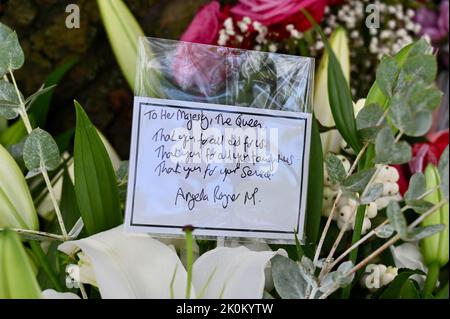 12.. September. London, Großbritannien. Die stellvertretende Labour-Führerin Angela Rayner hinterließ nach ihrem Tod am 08.09.2022 im St. James Park eine berührende blumige Hommage an Königin Elizabeth II. Sie schrieb: „Vielen Dank für alles, was Sie für uns getan haben, vielen Dank für alles, was Sie uns gelehrt haben, vielen Dank für Ihren Service“ Credit: michael melia/Alamy Live News Stockfoto