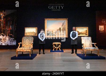 London Besichtigung der sehnlichst erwarteten Welttournee der Anne & Gordon Getty Collection, einschließlich Meisterwerke des 19.. Und 20.. Jahrhunderts, Dekorative Künste, Gemälde und Zeichnungen alter Meister, Porzellan und Silber, chinesische Kunstwerke, Englische und europäische Möbel werden vor dem Verkauf für wohltätige Zwecke während des Four Day and Evening Sales in New York vom 20. Bis 23. Oktober verkauft. Die Einnahmen aus den Verkäufen im Oktober werden voraussichtlich bis zu $180 Millionen erreichen, was der Ann und Gordon Getty Foundation of Arts zugute kommt. Widmet sich der Unterstützung der Kunst-und Wissenschaftsorganisationen ... Stockfoto