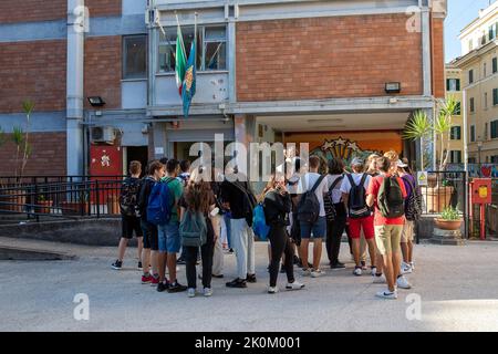 Rom, Italien. 12. September 2022. Die Schüler warten darauf, die Klassenzimmer einer High School zu betreten, da in Rom, Italien, am 12. September 2022 ein neues Semester beginnt. Quelle: Str/Xinhua/Alamy Live News Stockfoto