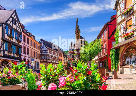 Kaysersberg Vignoble, Frankreich. Malerische Straße mit traditionellen Fachwerkhäusern an der elsässischen Weinstraße. Stockfoto