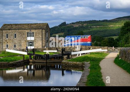 Eshton Road Lock No. 31, Low Warehouse Bridge No. 171 & Scenic Sharp Haw Hill Beyond - Leeds Liverpool Canal, Gargrave, North Yorkshire, England, UK. Stockfoto