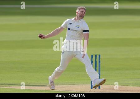 12. September 2022. London, Großbritannien. Glamorgans Timm van der Gugten Bowling als Middlesex am ersten Tag des County Championship-Spiels bei Lords gegen Glamorgan antreten. David Rowe/Alamy Live News Stockfoto