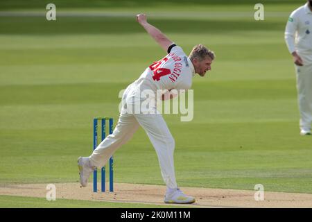 12. September 2022. London, Großbritannien. Glamorgans Timm van der Gugten Bowling als Middlesex am ersten Tag des County Championship-Spiels bei Lords gegen Glamorgan antreten. David Rowe/Alamy Live News Stockfoto