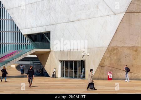 Fassade des Konzertsaals Casa da Musica in Boavista Porto Portugal, entworfen vom niederländischen Architekten Rem Koolhaas und eröffnet 2005. Stockfoto