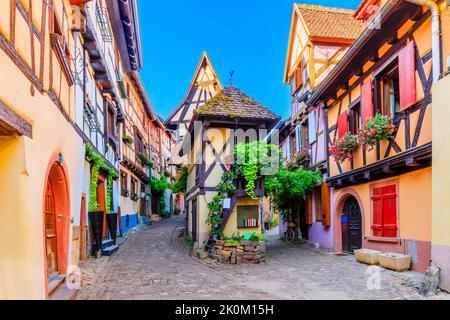 Eguisheim, Frankreich. Bunte Fachwerkhäuser im Elsass. Stockfoto