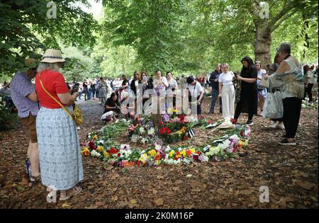 London, Großbritannien. 12. September 2022. Mitglieder der Öffentlichkeit legen Blumen ab und beobachten Tausende von Botschaften, Karten und Teddybären zu Ehren der verstorbenen Königin Elizabeth II. Am Montag, dem 12. September 2022, im Green Park, London. Foto von Hugo Philpott/UPI Credit: UPI/Alamy Live News Stockfoto