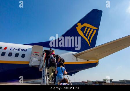 Passagiere, die am Flughafen Porto in Portugal ein Flugzeug der Ryanair Boeing 737-800 besteigen. Stockfoto