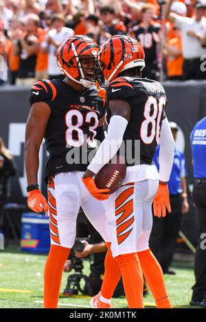 Cincinnati, Ohio, USA. 11. September 2022. 11.. September 2022 Cincinnati Bengals Tight End Nick Bowers (82) und Cincinnati Bengals Wide Receiver Mike Thomas (80) feiern während Pittsburgh Steelers gegen Cincinnati Bengals in Cincinnati, OH, im Paycor Stadium. Jake Mysliwczyk/BMR (Bild: © Jake Mysliwczyk/BMR über ZUMA Press Wire) Stockfoto